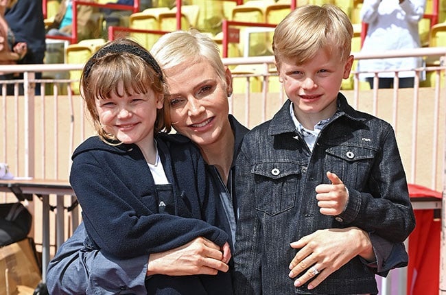 Putri Charlene membuat penampilan publik keduanya dengan anak-anaknya di belakangnya
