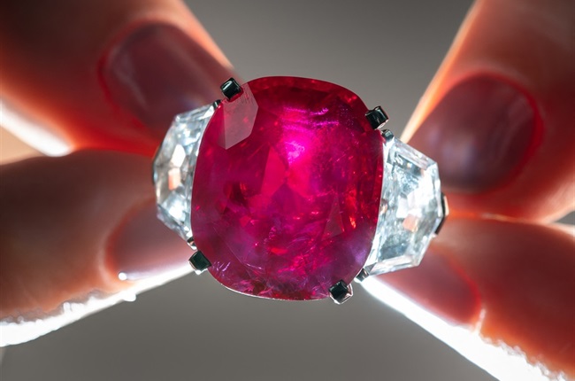 200 million raised by controversial sale of jewels with Nazi