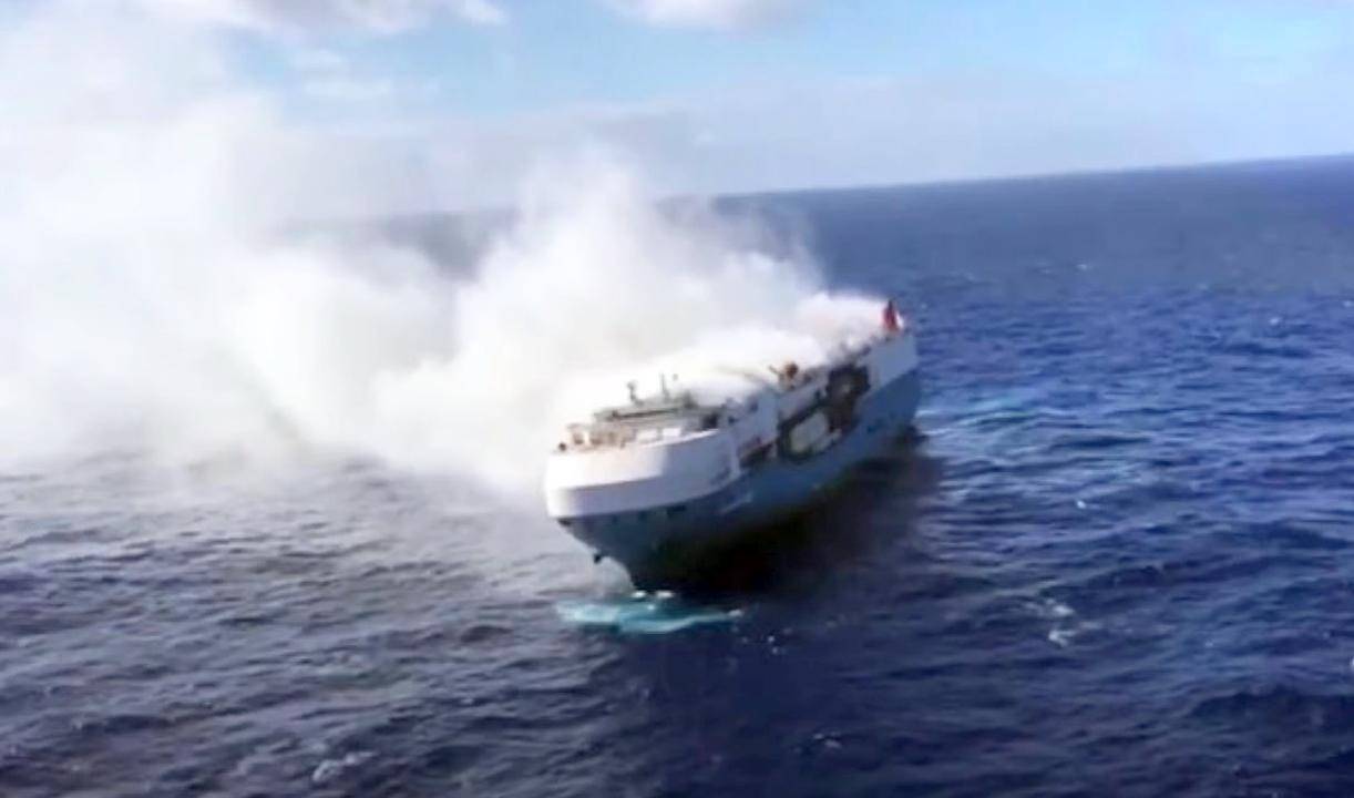 ’n Lugfoto van die brandende en onbemande vragskip 'Felicity Ace' wat in die Atlantiese Oseaan naby die Asore-eilande met duisende luukse motors aan boord dryf. Foto: thesupercarblog