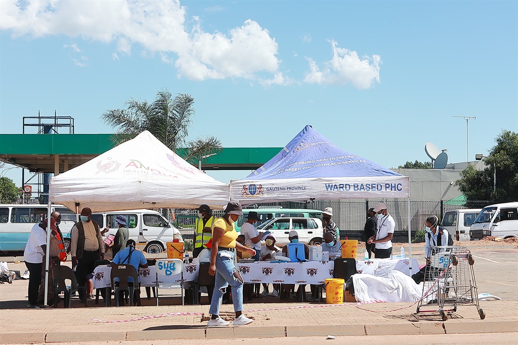 ’n Toetsentrum Dinsdag buite Dobsonville Mall in Soweto. Foto: Gallo Images/Fani Mahuntsi