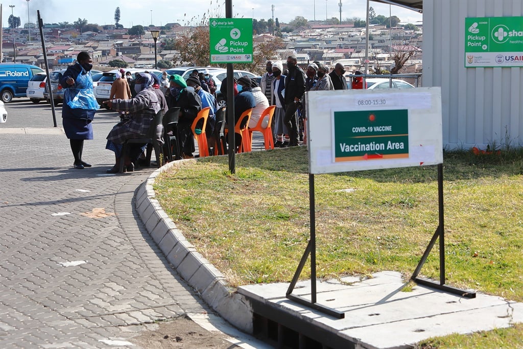 Citizens queue at eSangweni Clinic vaccination site on June 2 in Tembisa (Photo by Gallo Images/Fani Mahuntsi)