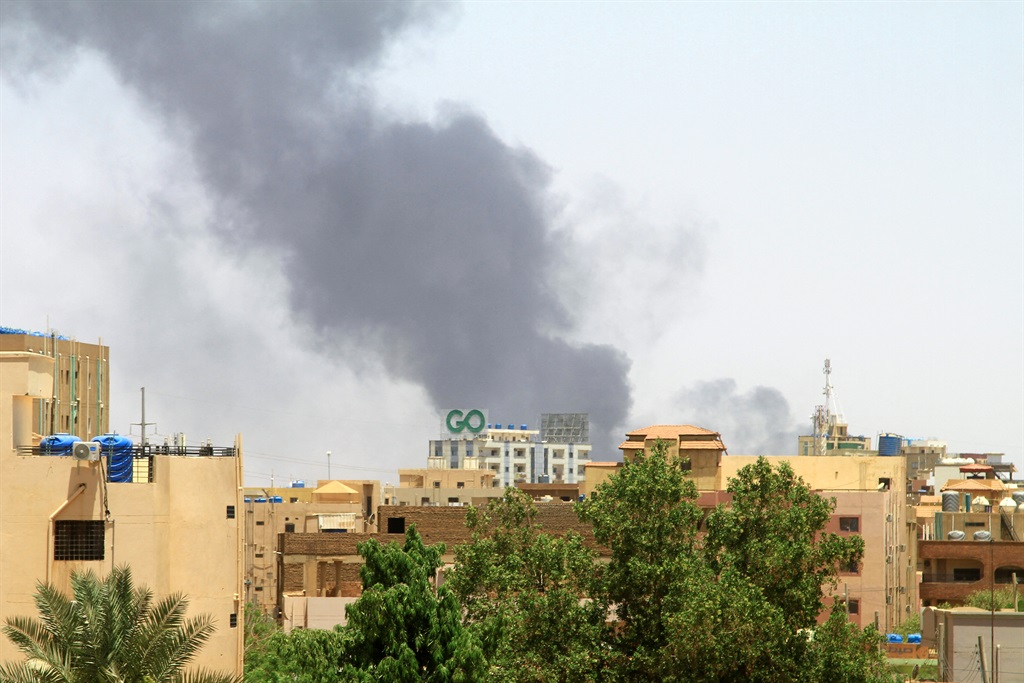 A general view shows smoke billowing in Khartoum on April 20, 2023, as fighting between the army and paramilitary forces led by rival generals rages on.