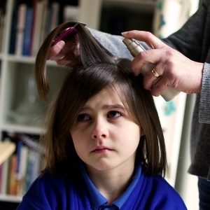 بـ هذه الطرق الفعالة.. تخلصي من القمل في شعر طفلك 