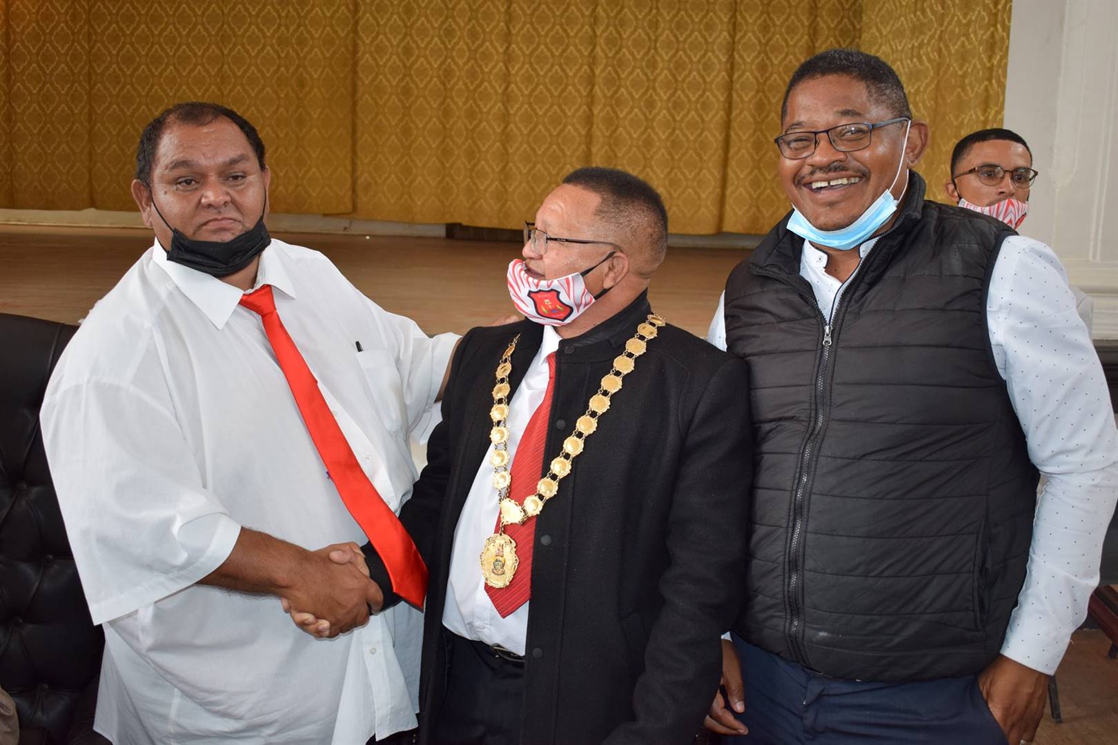 ICOSA councillor Hyrin Ruiters congratulates Jeffrey Donson with his election as Kannaland mayor, with his deputy, Werner Meshoa also in attendance.