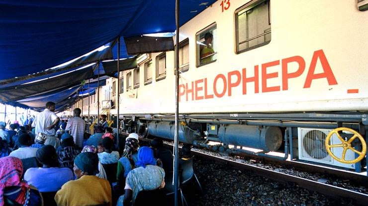 Ter illustrasie. Een van Transnet se Phelophepa-treine wat gesondheidsdienste lewer. 