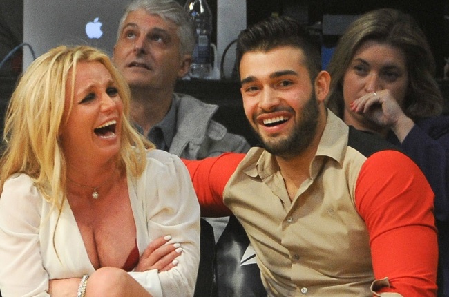 Britney Spears and Sam Asghari at a basketball game in 2017.  (PHOTO: Gallo Images/ Getty Images) 