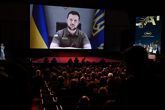 Presiden Ukraina Volodymyr Zelensky menyerukan solidaritas pada upacara pembukaan Festival Film Cannes