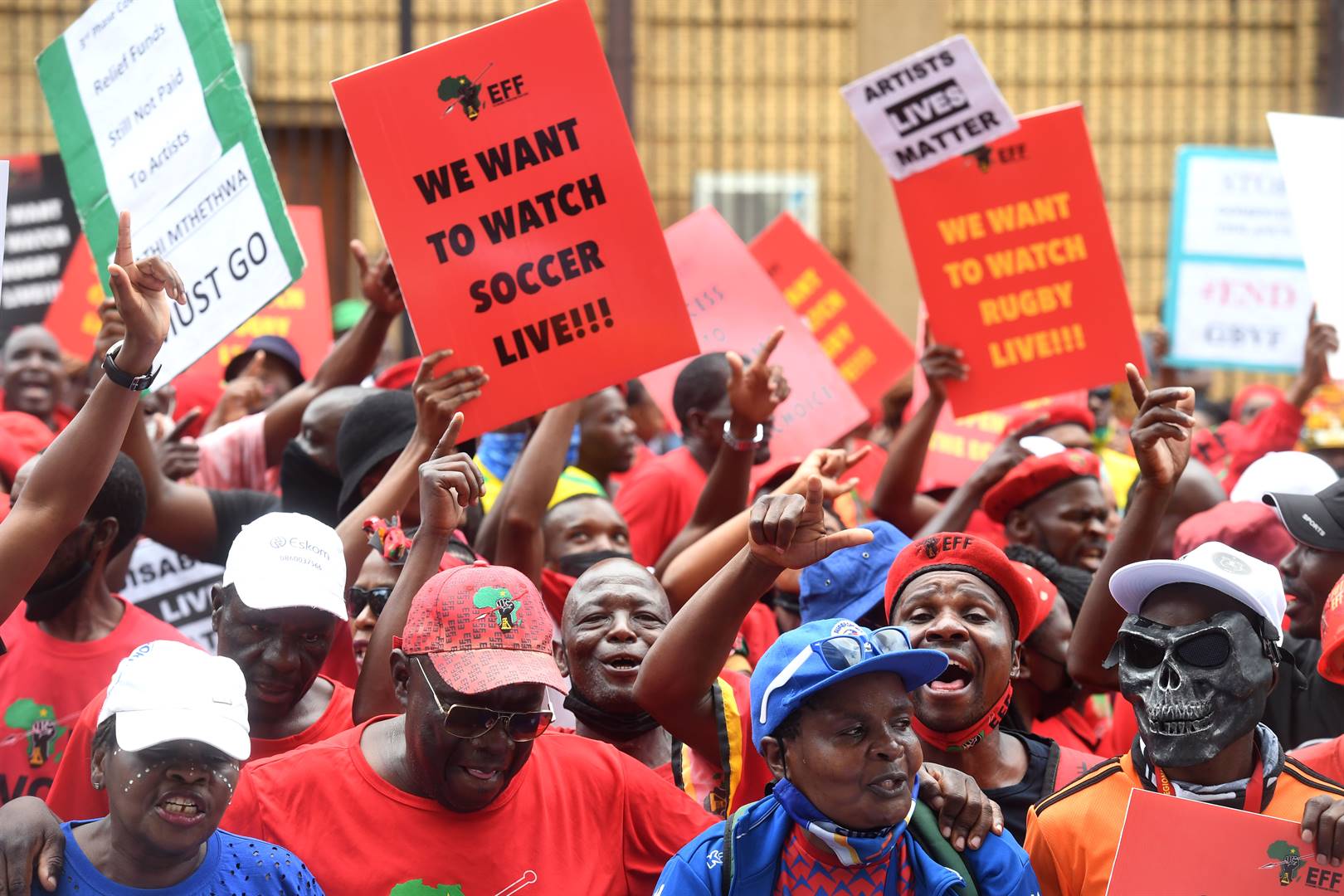 EFF-lede betoog Donderdagmiddag in Pretoria teen die verbod op toeskouers in sportstadions weens die Covid-19-pandemie. Foto: Deaan Vivier