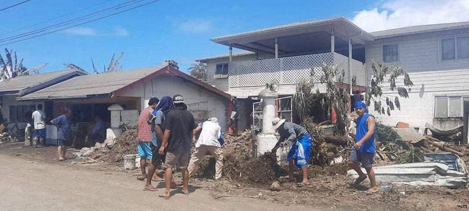 Mense ruim die puin op ná die vulkaniese uitbarsting en tsoenami in Nuku’alofa in Tonga.  Foto: Marian Kupu