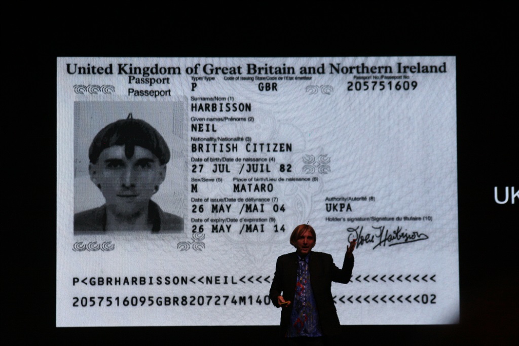 نیل ہاربیسن کے پاسپورٹ کی تصویر میں اس کا اینٹین نمایاں ہے۔