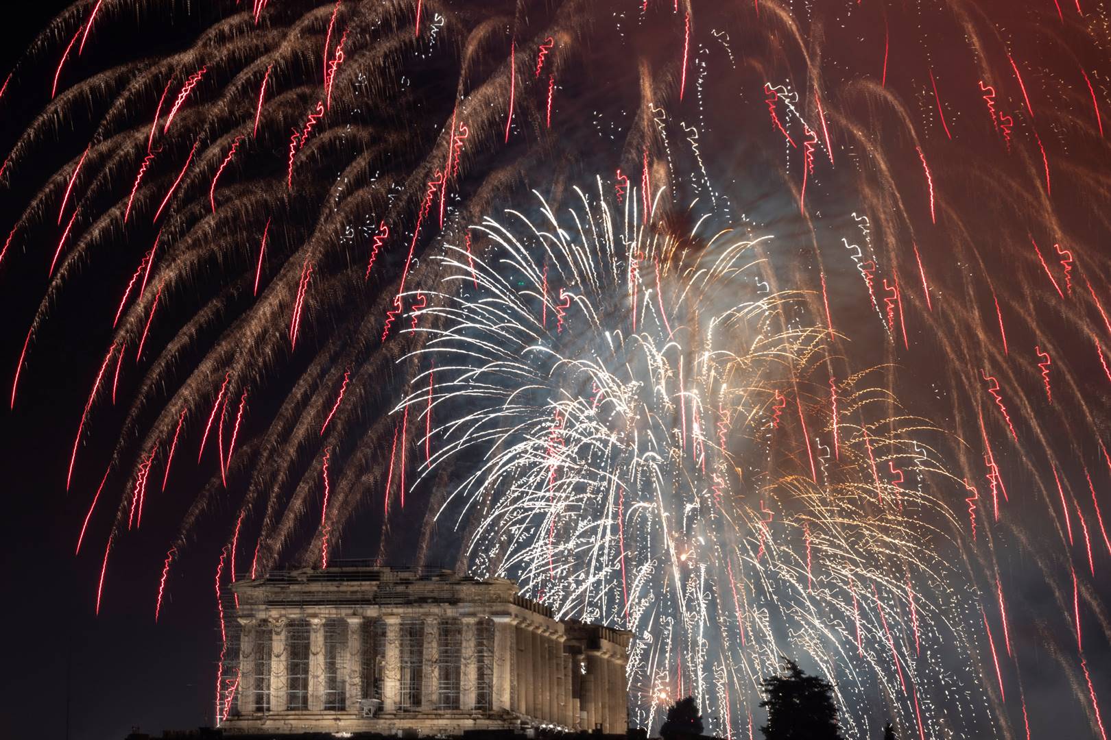 Vuurwerk bo die Parthenon-tempel op die Akropolis-heuwel in Athene lui die nuwe jaar in.  Foto: Reuters