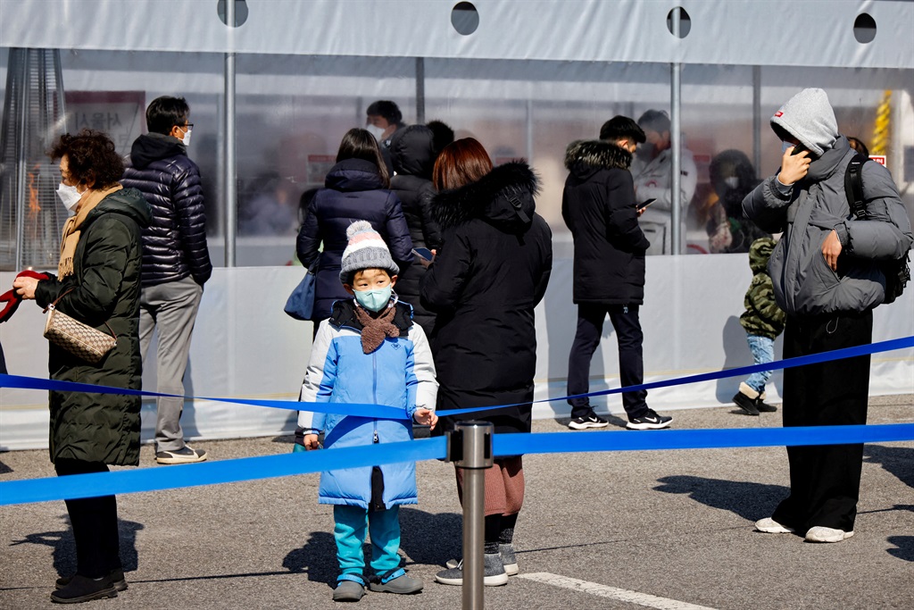 Mense wag om 'n koronavirus-toets te laat doen by 'n tydelike fasiliteit in Seoel. Foto: Reuters 