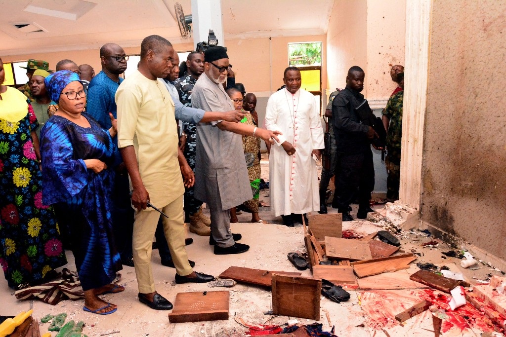 Pembantaian gereja Katolik Nigeria: Setidaknya 50 orang tewas oleh pria bersenjata selama misa hari Minggu