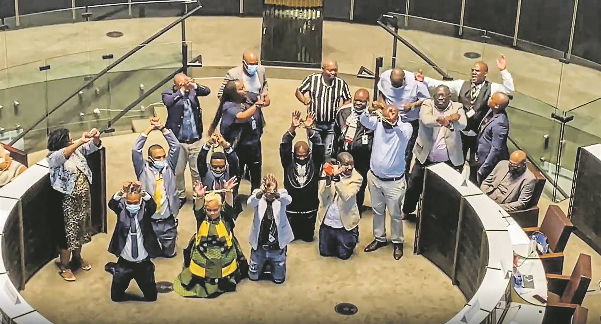 Opposisiepartylede Dinsdag met hul hande vasgeketting uit protes teen die Johannesburgse speaker, Vasco da Gama. Foto: Twitter
