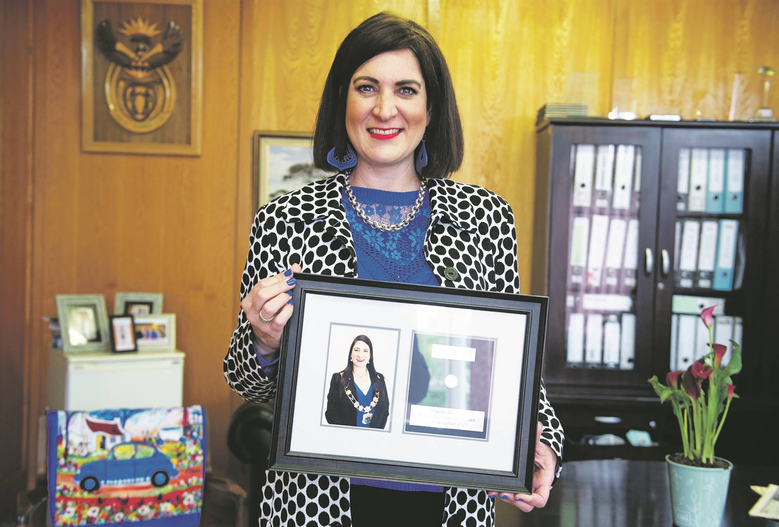 Marlene van Staden, burgemeester van die Modimolle-Mookgophong-­munisipaliteit in Limpopo, met die geraamde R1-muntstuk waarmee sy in 2021 weer burgemeester geword het. Foto: Elizabeth Sejake