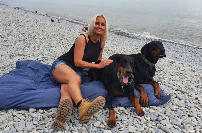 Lucy Humphrey at the beach with her Dobermans, Jake and Indie, in June 2021. (PHOTO: Facebook/ Lucy Humphrey) 