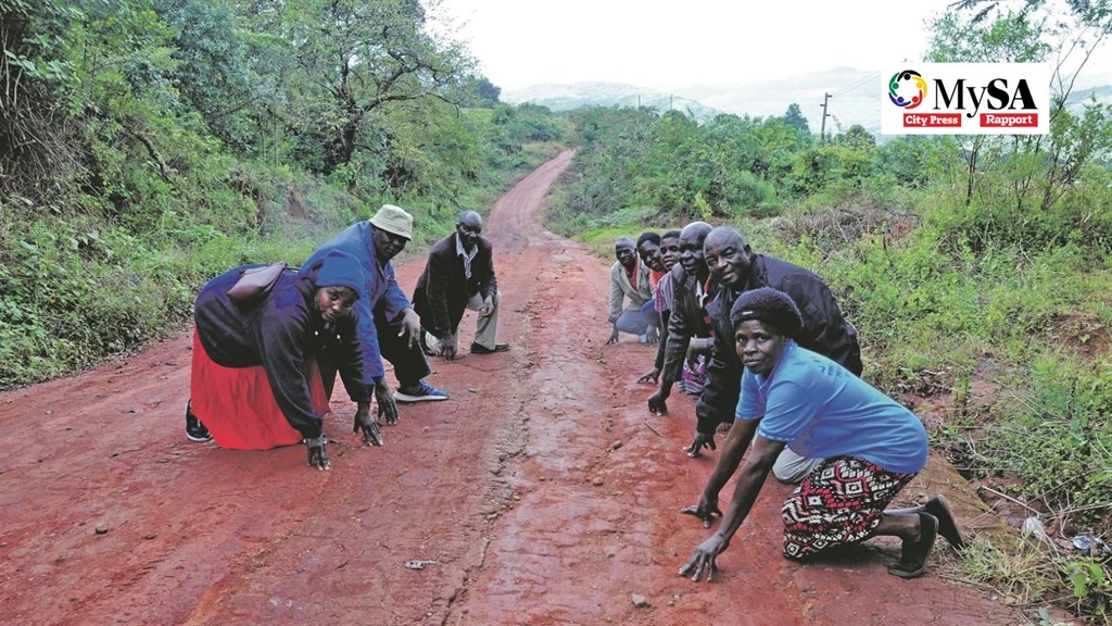 The D3688 road to Makwarani was impassable during the rainy season which made life difficult for locals. The residents took the initiative to fix parts of the road using their own cash and labour. 