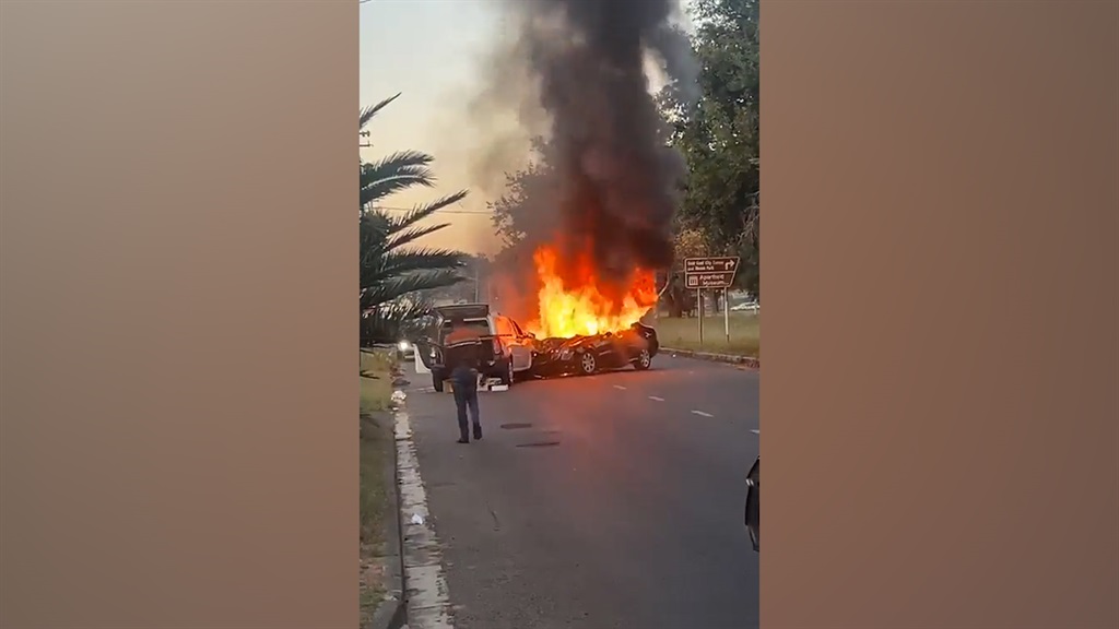 News24.com | WATCH | Up in smoke: Two cars burst into flames after colliding in Johannesburg