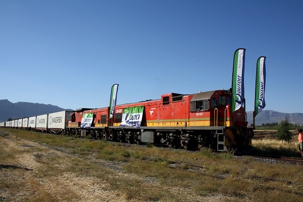 Du Toit Agri-groep se trein met appels en pere gevul op pad na die Kaapstadse hawe.