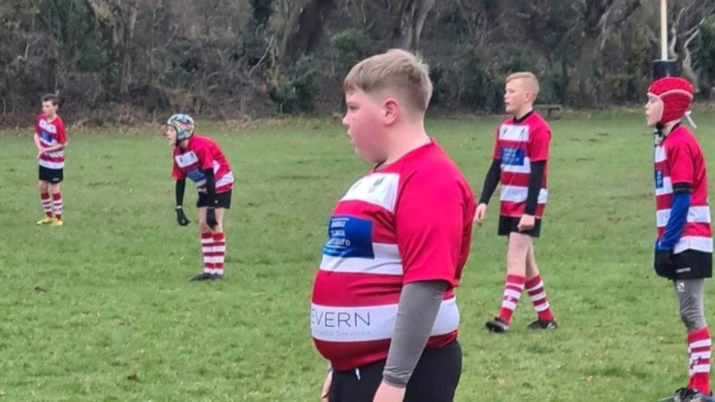 Rapat umum komunitas rugby di sekitar anak mengatakan bahwa dia ‘terlalu besar’ untuk kelompok usia: ‘Ini permainan untuk semua’
