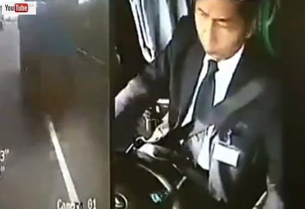 <b>HOW IRRESPONSIBLE CAN YOU BE?</b> A video shows us why it’s dangerous to use a cellphone behind the wheel. This driver is lucky to escape injury. <i>Image: YOUTUBE</i>