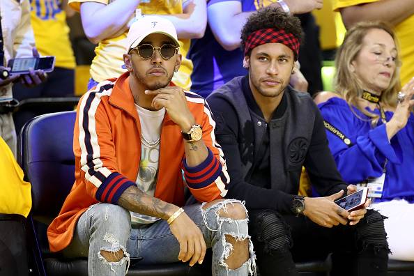 Die F1-kampioen Lewis Hamilton en die Brasiliaanse sokkerster Neymar kyk saam ’n basketbalwedstryd.  Foto: Getty Images
