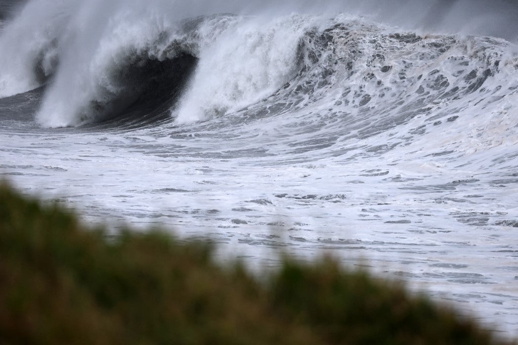 Grandes olas rompen a lo largo de la costa cuando el ciclón se aproxima