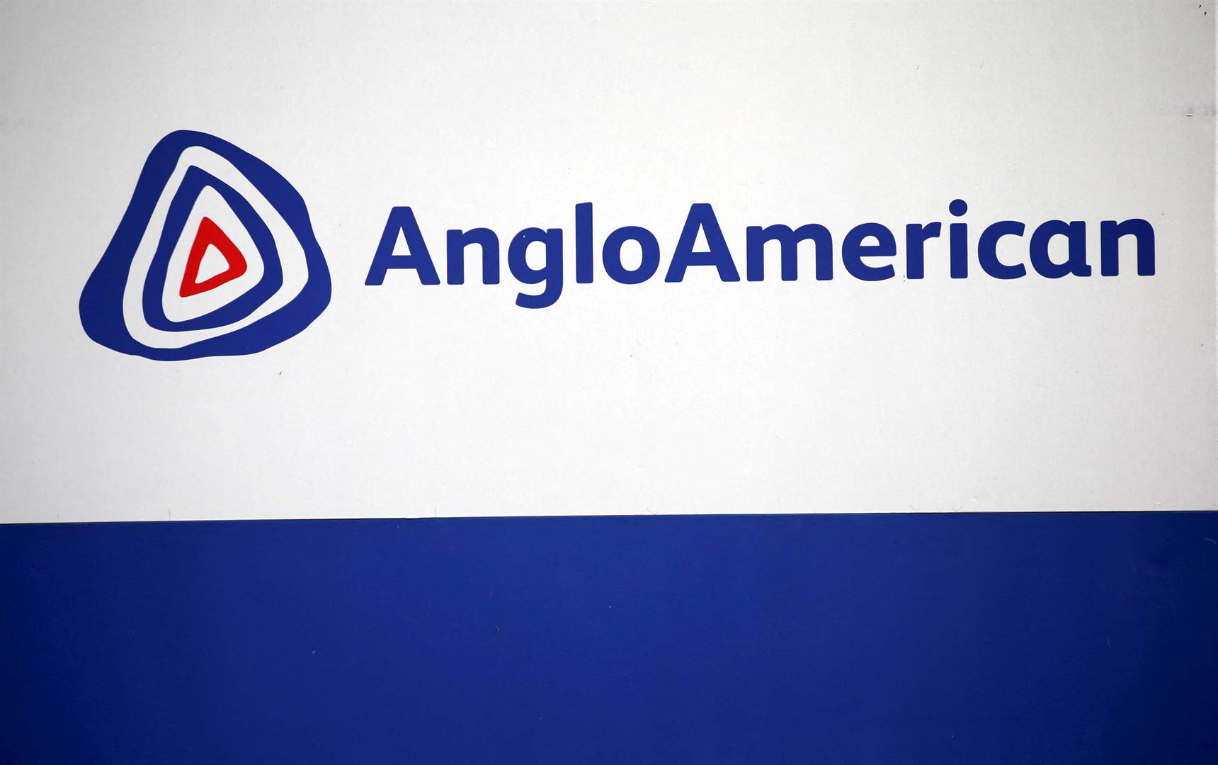 Die embleem van Anglo American by een van sy myne in Rustenburg, Suid-Afrika.  Foto: Reuters