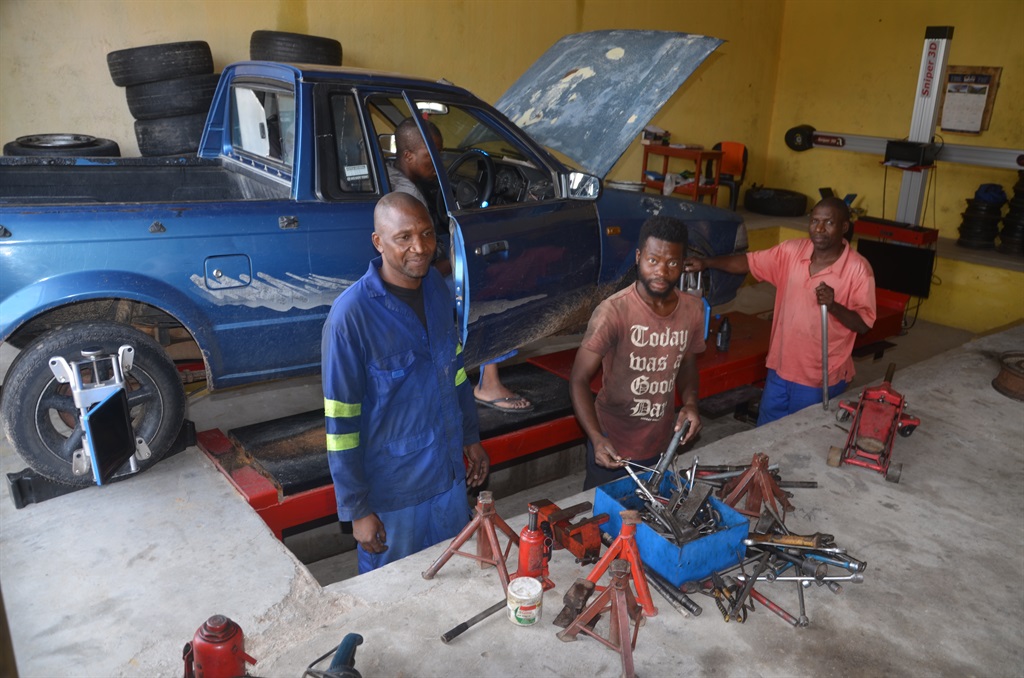 Staff members Sibusiso Maabane inside car and Raula Ndlovu (centre) with their bosses Kaizer Mathebula and Ezekiel Mathebula (on the right) Photo by Oris Mnisi 
