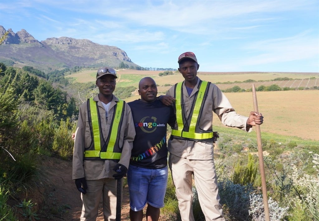 Aphiwe Ginyayo (left) and Sipho ‘Morgan’ Futhela (right) with songo.info programme manager, Sipho Madolo (centre). (Photo: Seamus Allardice)