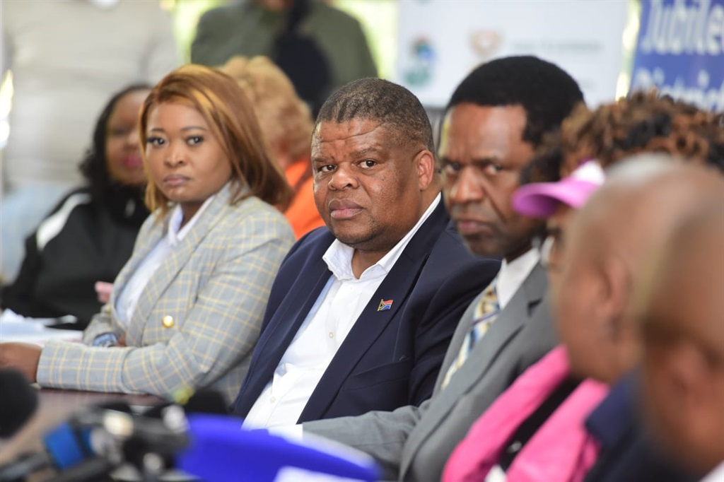 Second from left: Deputy minister of water and sanitation, David Mahlobo, deputy minister of health, Dr Sibongiseni Dhlomo and Gauteng MEC for Health and Wellness Nomantu Nkomo-Ralehoko (in pink), and other City of Tshwane officials visited Jubilee District Hospital to monitor the situation. Photo by Raymond Morare 