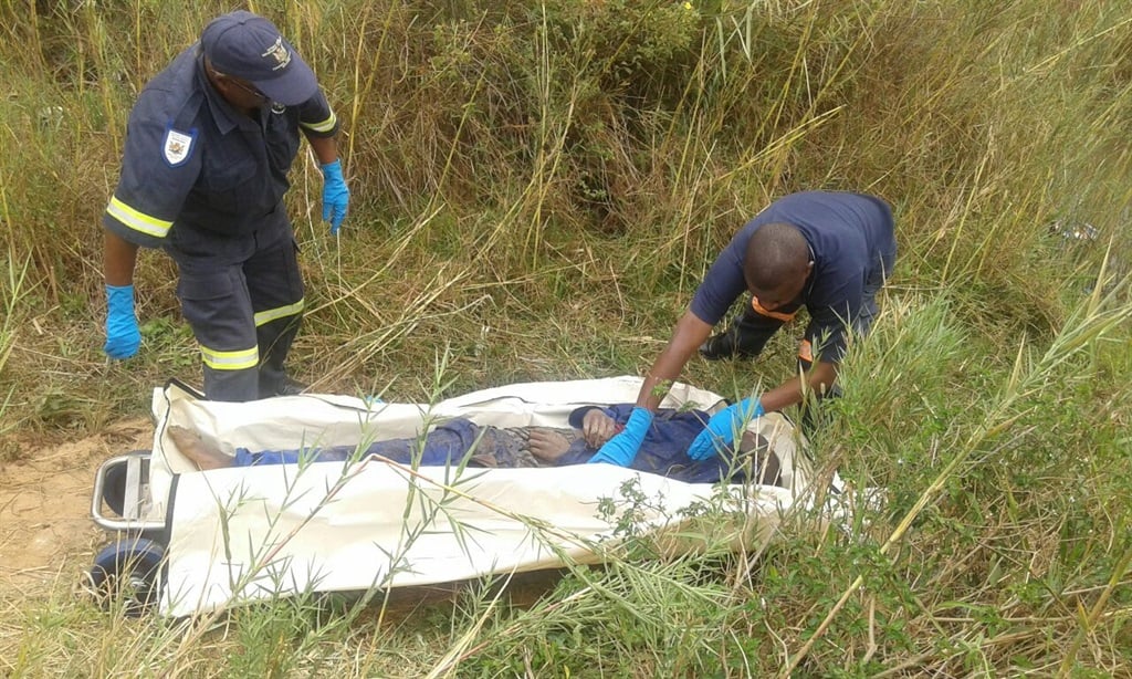 Pathologists removing the body of an alleged gangster. Photo by Oris Mnisi 