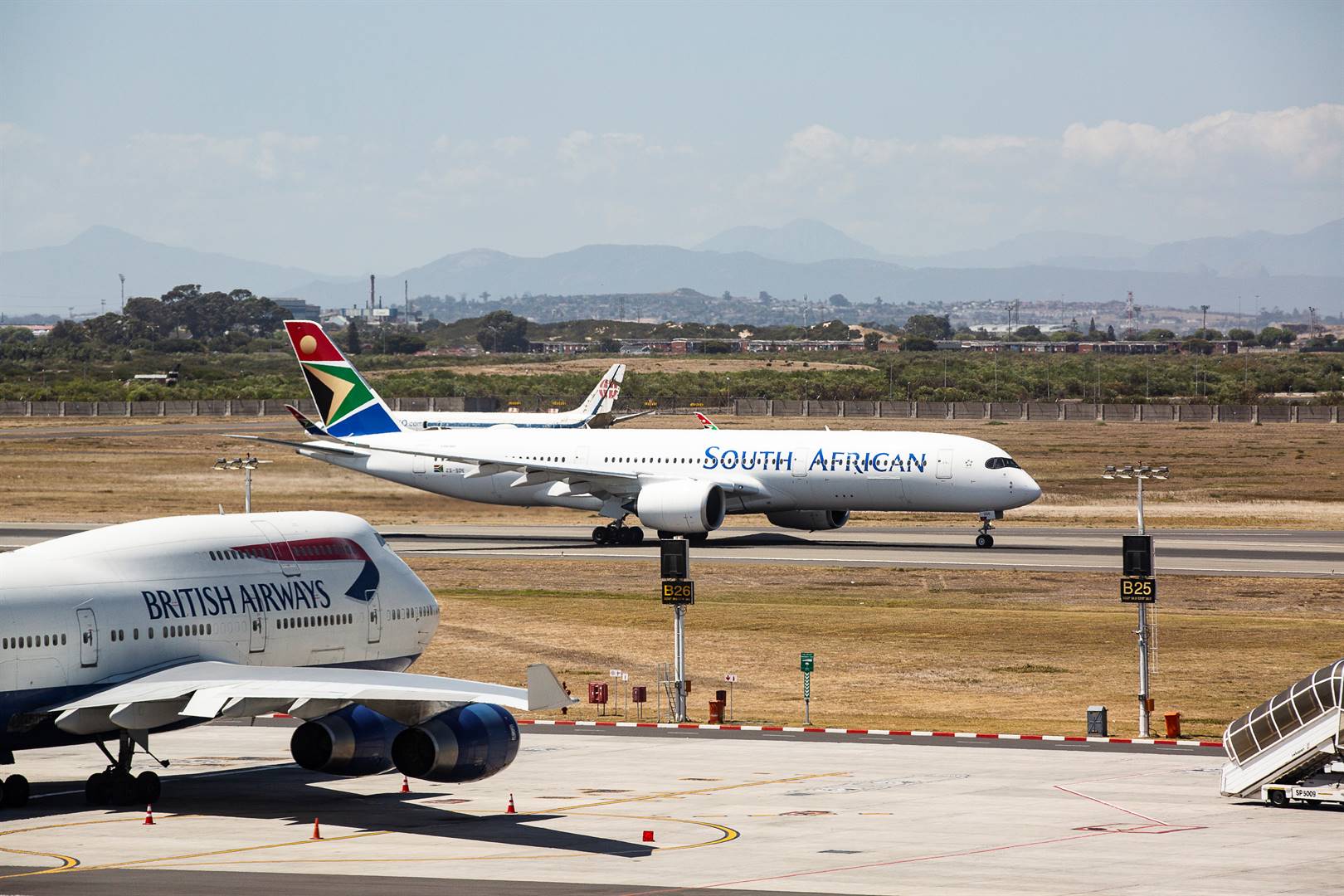 Vliegtuie moet tans na Windhoek of Durban vlieg vir brandstof aangesien hulle by O.R. Tambo gerantsoeneer word. Foto: Gallo Images