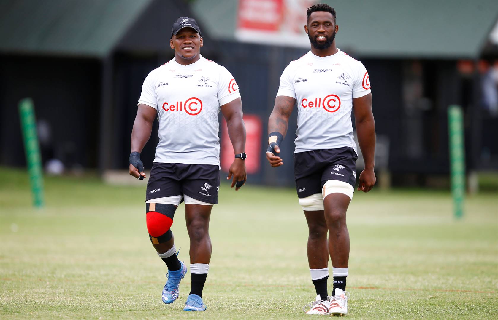 Bongi Mbonambi en Siya Kolisi vandeesweek by ’n Haaie-oefening in Durban. Hulle is terug in die span wat die Stormers Saterdag op Kingspark pak.  Foto: Gallo Images