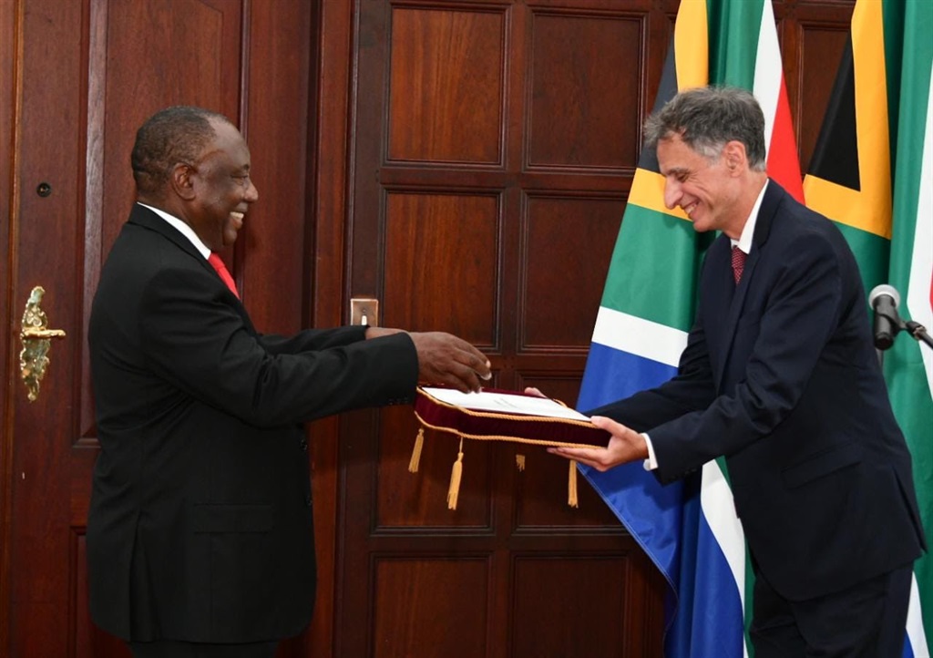 President Cyril Ramaphosa receiving letters of Credence from from the Ambassador of the State of Israel. (Twitter, @PresidencyZA)