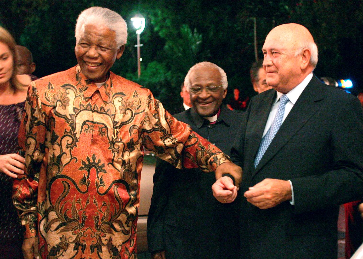 Oudpres. Nelson Mandela, emeritus aartbiskop Desmond Tutu en oudpres. FW de Klerk met die viering van De Klerk se 70ste verjaardag in 2006 in Kaapstad. Foto: AP