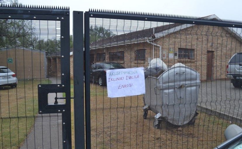 A notice on the gate of KwaMagxaki Clinic warns that it is closed. 
