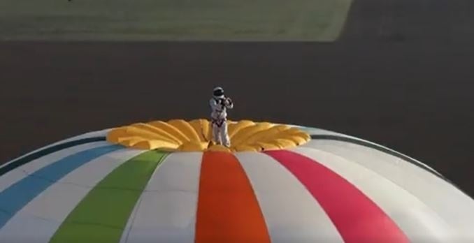PERHATIKAN |  Pemberani Prancis memecahkan rekor karena berdiri di atas balon udara