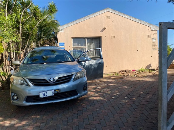 <p><strong>Courier robbery: Suspected robbers killed in shootout with
Durban police</strong>
</p><p>Two armed robbery suspects were shot dead during a shootout
with police in Newlands East, Durban, on Wednesday morning after a courier
vehicle was robbed in Paddock.
</p><p>Brigadier Jay Naicker, KZN police spokesperson, said the
"suspects stole electronic devices among other items" from a courier
vehicle along the N2 Highway in Paddock in the early hours.
</p><p>They were found "offloading their loot" in the
area and ignored police's instructions to surrender, instead opening fire on
police.
</p><p>Two suspects were found to have sustained fatal gunshot
wounds after the shootout, while the third suspect was arrested.
</p><p>Two firearms were recovered at the scene. </p><p><em>- Nkosikhona Duma 

&nbsp;
</em></p><p><em>(Image supplied by KZN police)</em></p>