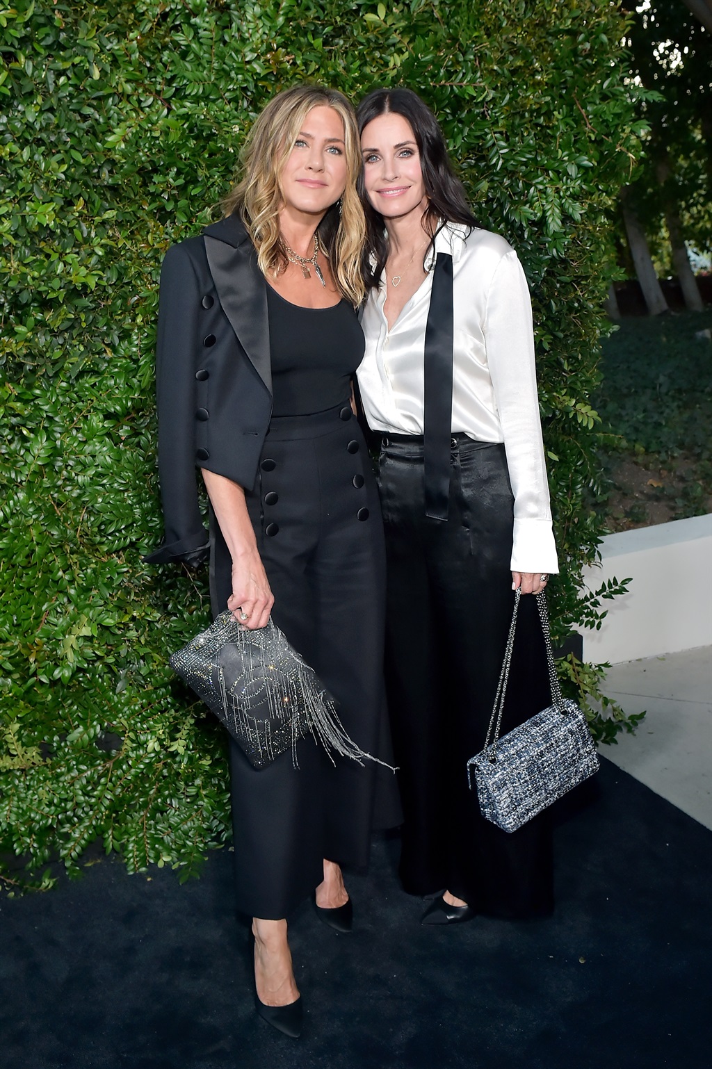 Jennifer Aniston (L) and Courtney Cox, both wearin