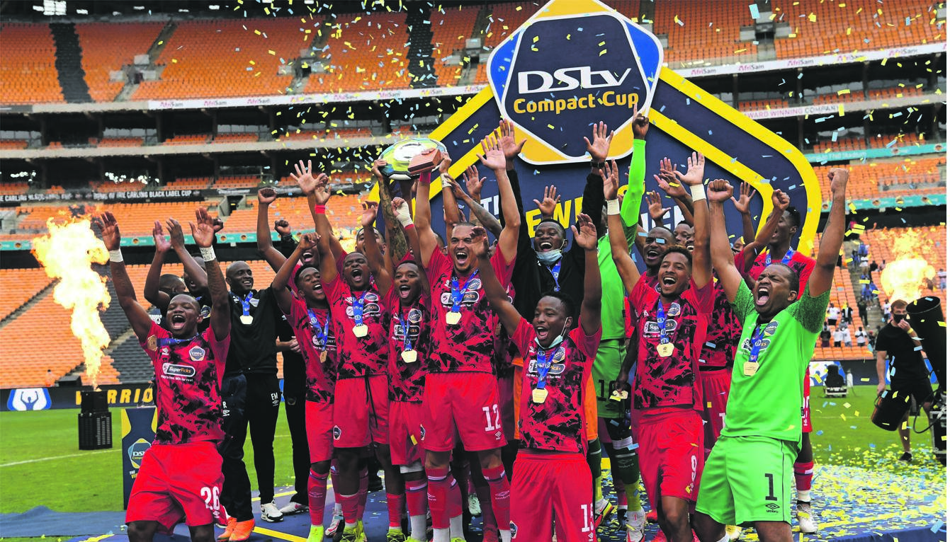 Goalkeeper Itumeleng Khune (right) leads Warriors FC’s celebrations after the PSL select team claimed the inaugural DStv Compact Cup with a 2-1 win over Coastal United at FNB Stadium yesterday. PSL football will resume with the start of the Nedbank Cup last 32 on Friday. Photo: Lefty Shivambu / Gallo Images