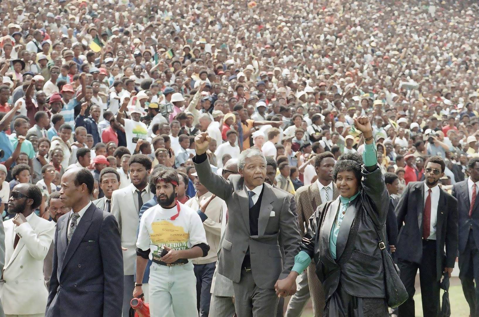 Winnie en Nelson Mandela op 13 Februarie 1990 by die saamtrek in die FNB-stadion in Soweto om sy vrylating te vier. Foto: Udo Weitz/Associated Press