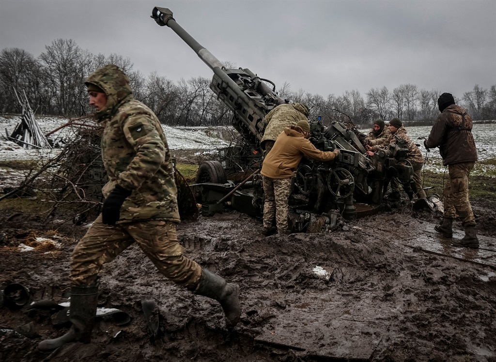 Oekraïense troepe vuur verlede week uit 'n M777 Howitzer by die frontlinie in die Donetsk-gebied. Foto: Reuters