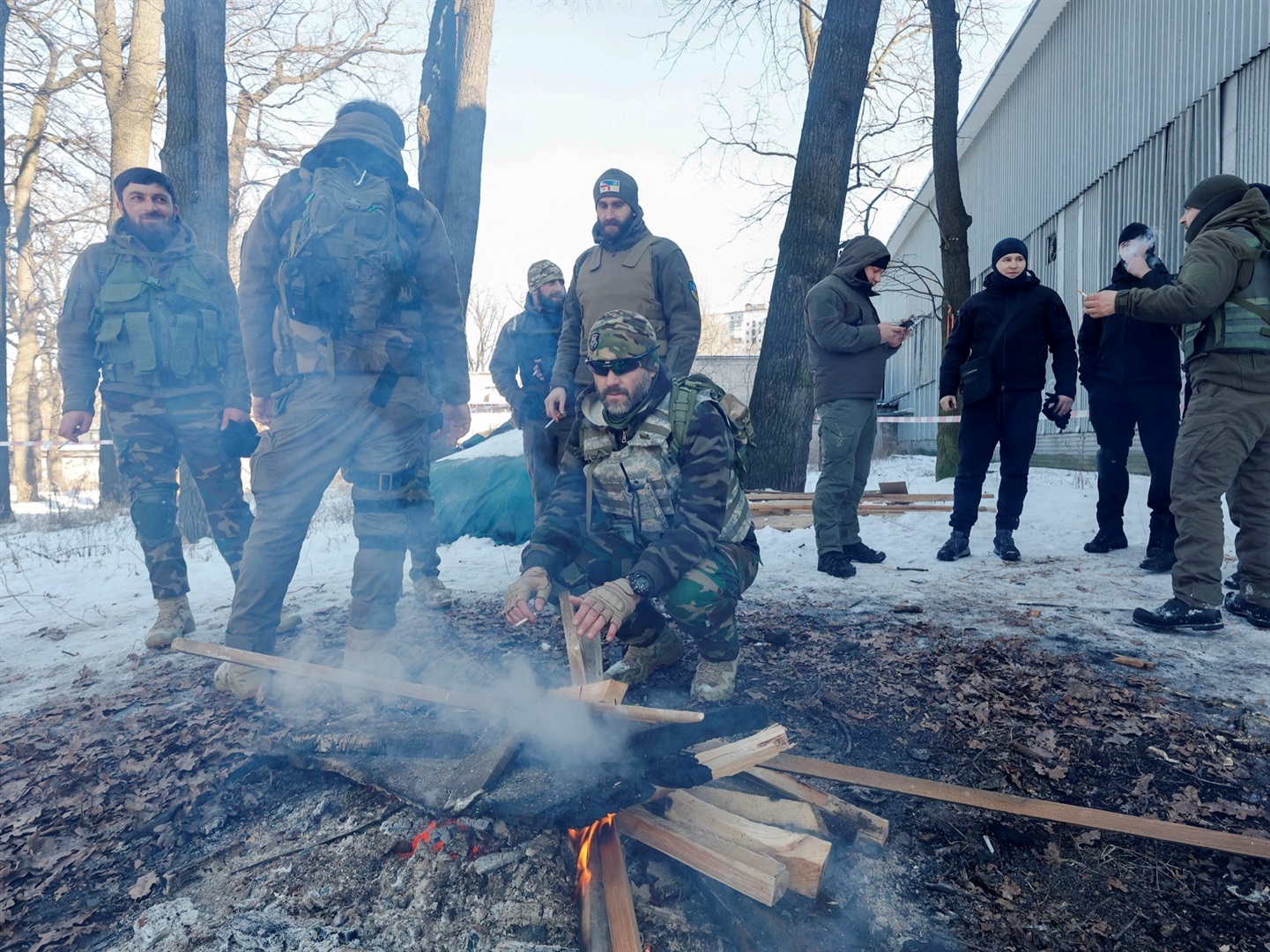 Pessoas participam de exercício militar para civis conduzido por membros da unidade paramilitar voluntária da Legião Nacional da Geórgia em meio à ameaça de invasão russa em Kiev, Ucrânia, em 4 de fevereiro de 2022. REUTERS/Serhii Nuzhnenko