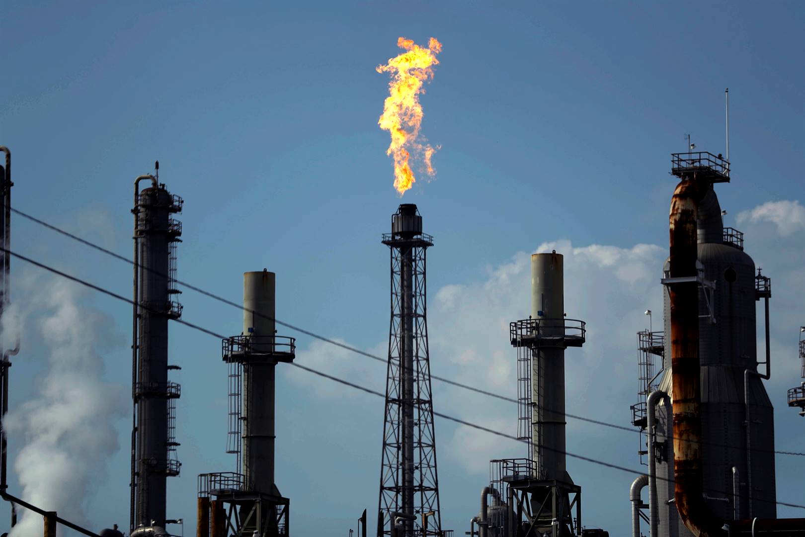 ’n Gasvlam by ’n olieraffinadery van Shell in Deer Park, Texas. Oliepryse het Donderdag weer gedaal. Foto: AP