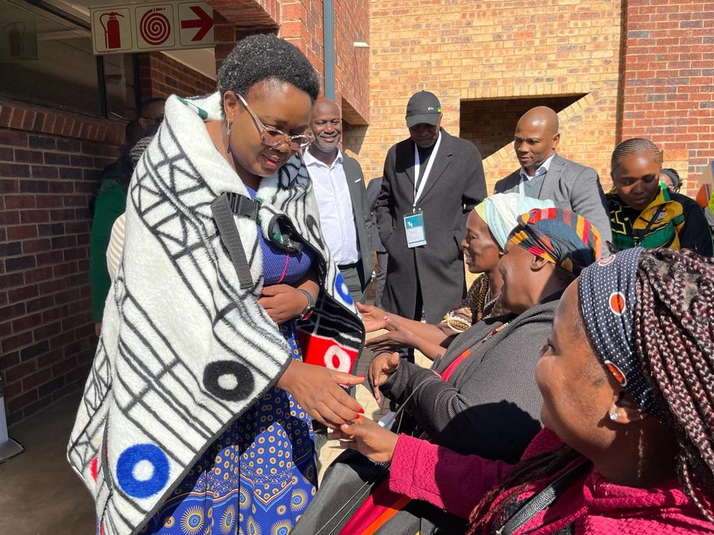 The Minister for Human Settlements, Mmamoloko Kubayi handing over the unit to one of the beneficiaries. Photo by Nhlanhla Khomola.