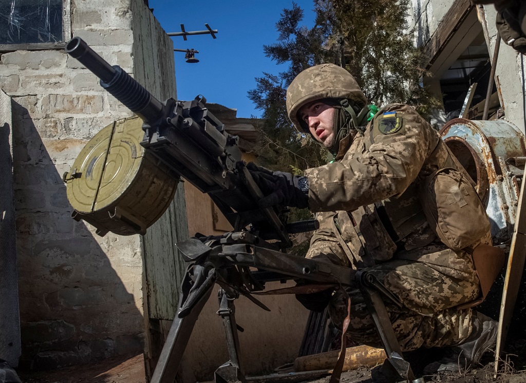 ’n Oekraïense dienspligtige vuur 'n outomatiese granaatlanseerder af in Bachmoet. Foto: Reuters