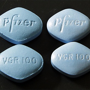 Real Viagra on the left, the fake product on the right. Image: AP Photo/Elise Amendola.