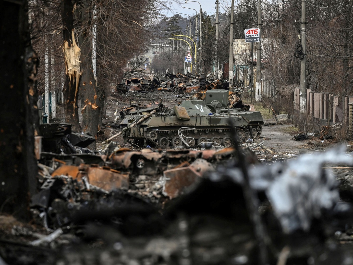 Esta visão geral mostra veículos blindados russos destruídos na cidade de Bucha, a oeste de Kiev, em 4 de março de 2022 Foto de ARIS MESSINIS/AFP via Getty Images