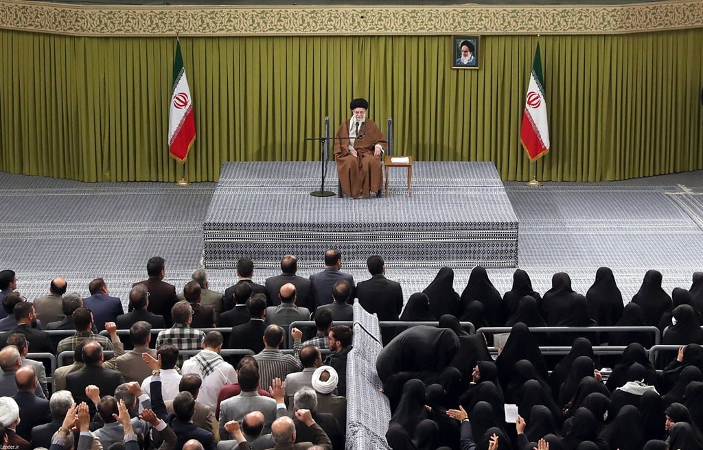 عکسی که دفتر رهبر ایران، آیت‌الله علی خامنه‌ای ارائه کرده است، او را در حال سخنرانی در مراسمی در تهران در 1 می 2024 نشان می‌دهد (Khamenei.IR/AFP)